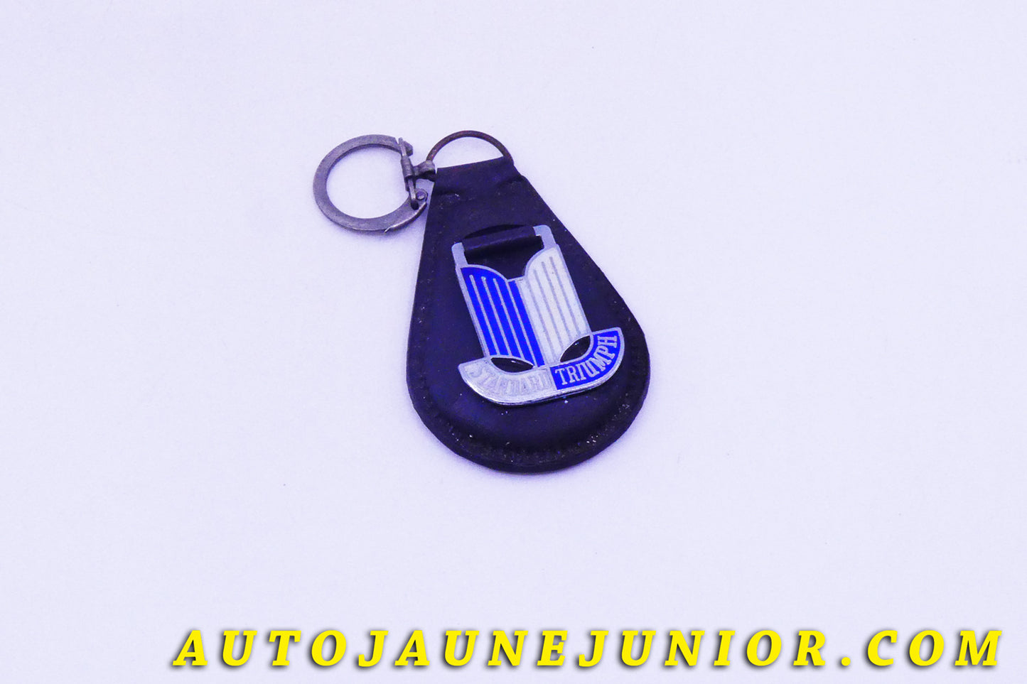 Le #3937 - Standard - Triumph - Porte Clée   est en vente sur Auto Jaune Junior ! Découvrez nos collections de diecast Dinky-Toys, Corgi, Corgi-Toys, Solido, Norev… Découvrez notre magasin physique , AutoJaune Paris, ouvert en 1984 par Vincent Espinasse. 41 rue Cavendish, 75019 Paris. Tel : 01 42 40 61 23. Ouvert les mardi et vendredi de 13h à 19h. 