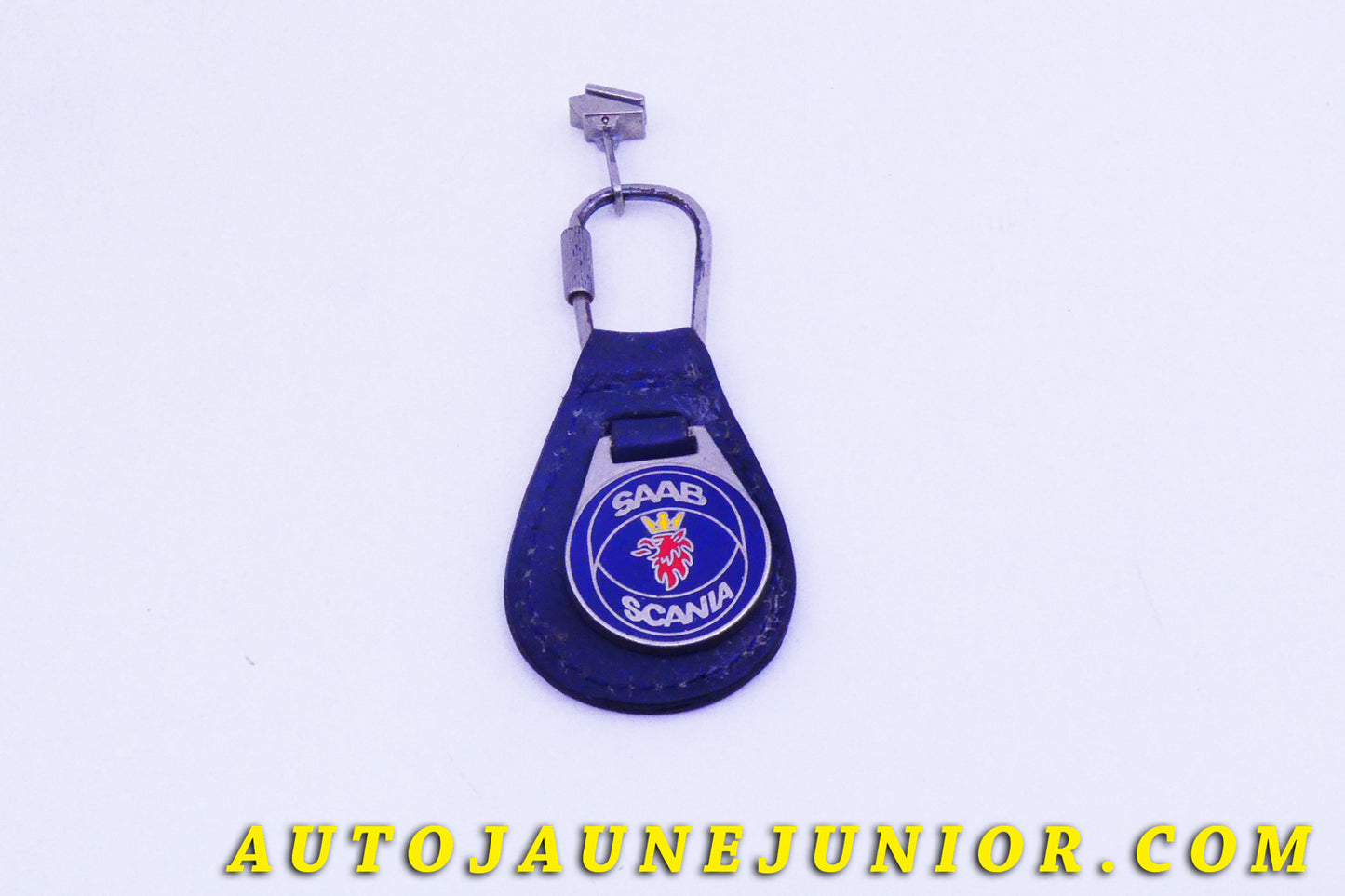 Le #3940 - Porte  clé - Saab - Scania  est en vente sur Auto Jaune Junior ! Découvrez nos collections de diecast Dinky-Toys, Corgi, Corgi-Toys, Solido, Norev… Découvrez notre magasin physique , AutoJaune Paris, ouvert en 1984 par Vincent Espinasse. 41 rue Cavendish, 75019 Paris. Tel : 01 42 40 61 23. Ouvert les mardi et vendredi de 13h à 19h. 