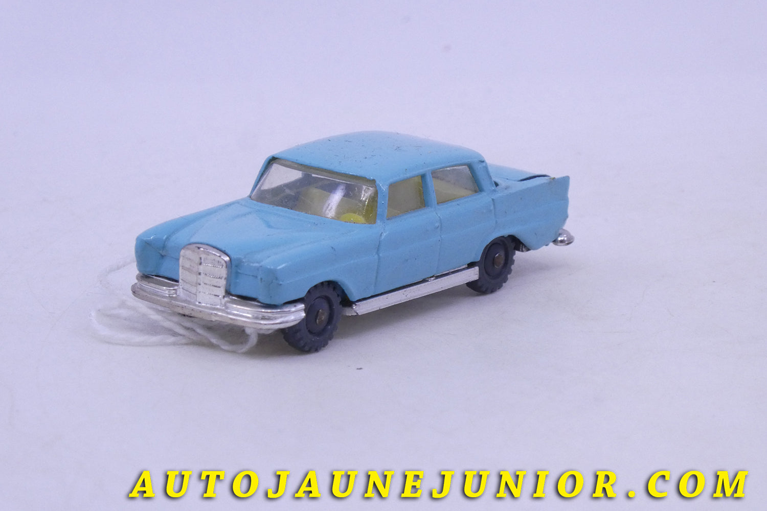 Le Husky Mercedes Berline 220 est en vente sur Auto Jaune Junior ! Découvrez nos collections de diecast Dinky-Toys, Corgi, Corgi-Toys, Solido, Norev… AutoJaune Junior ; Retrouvez AutoJauneJunior au magasin AutoJaune Paris, ouvert en 1984 par Vincent Espinasse. 