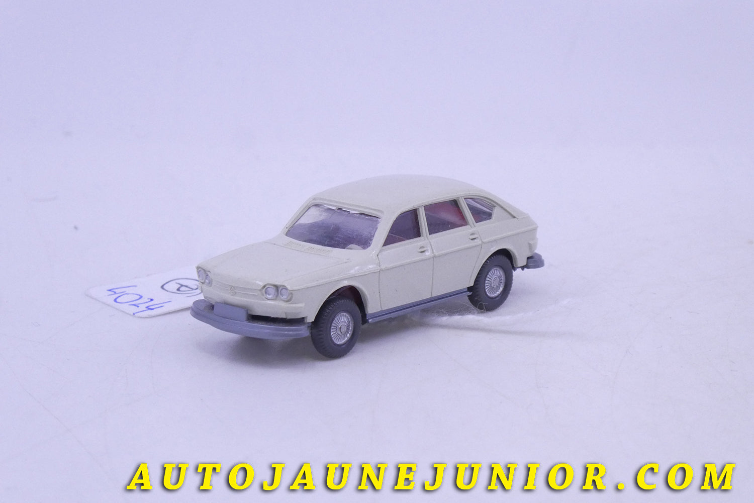 Le Wiking Volkswagen 411 Berline est en vente sur Auto Jaune Junior ! Découvrez nos collections de diecast Dinky-Toys, Corgi, Corgi-Toys, Solido, Norev… AutoJaune Junior ; Retrouvez AutoJauneJunior au magasin AutoJaune Paris, ouvert en 1984 par Vincent Espinasse. 