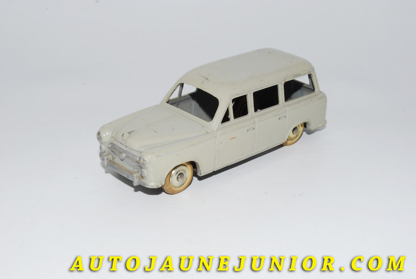 Le #4106 - C-I-J - Peugeot - 403 familiale est en vente sur Auto Jaune Junior ! Découvrez nos collections de diecast Dinky-Toys, Corgi, Corgi-Toys, Solido, Norev… Découvrez notre magasin physique , AutoJaune Paris, ouvert en 1984 par Vincent Espinasse. 41 rue Cavendish, 75019 Paris. Tel : 01 42 40 61 23. Ouvert les mardi et vendredi de 13h à 19h. 