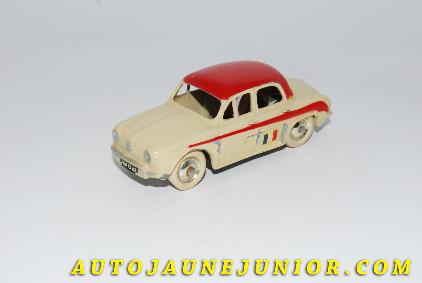 Le #4108 - C-I-J - Renault - Dauphine Bicolore (RARE !) est en vente sur Auto Jaune Junior ! Découvrez nos collections de diecast Dinky-Toys, Corgi, Corgi-Toys, Solido, Norev… Découvrez notre magasin physique , AutoJaune Paris, ouvert en 1984 par Vincent Espinasse. 41 rue Cavendish, 75019 Paris. Tel : 01 42 40 61 23. Ouvert les mardi et vendredi de 13h à 19h. 