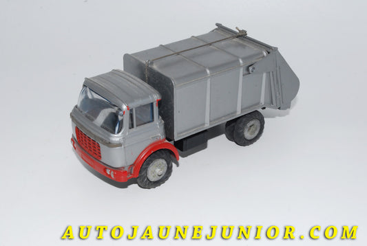 Le #4119 - JRD - Berliet - GAK Bennes à ordures F.Genève est en vente sur Auto Jaune Junior ! Découvrez nos collections de diecast Dinky-Toys, Corgi, Corgi-Toys, Solido, Norev… Découvrez notre magasin physique , AutoJaune Paris, ouvert en 1984 par Vincent Espinasse. 41 rue Cavendish, 75019 Paris. Tel : 01 42 40 61 23. Ouvert les mardi et vendredi de 13h à 19h. 