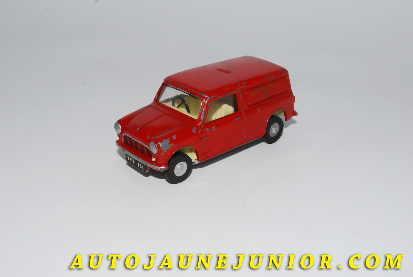 Le #4131 - Spot-On - Morris - Mini van Royal Mail est en vente sur Auto Jaune Junior ! Découvrez nos collections de diecast Dinky-Toys, Corgi, Corgi-Toys, Solido, Norev… Découvrez notre magasin physique , AutoJaune Paris, ouvert en 1984 par Vincent Espinasse. 41 rue Cavendish, 75019 Paris. Tel : 01 42 40 61 23. Ouvert les mardi et vendredi de 13h à 19h. 