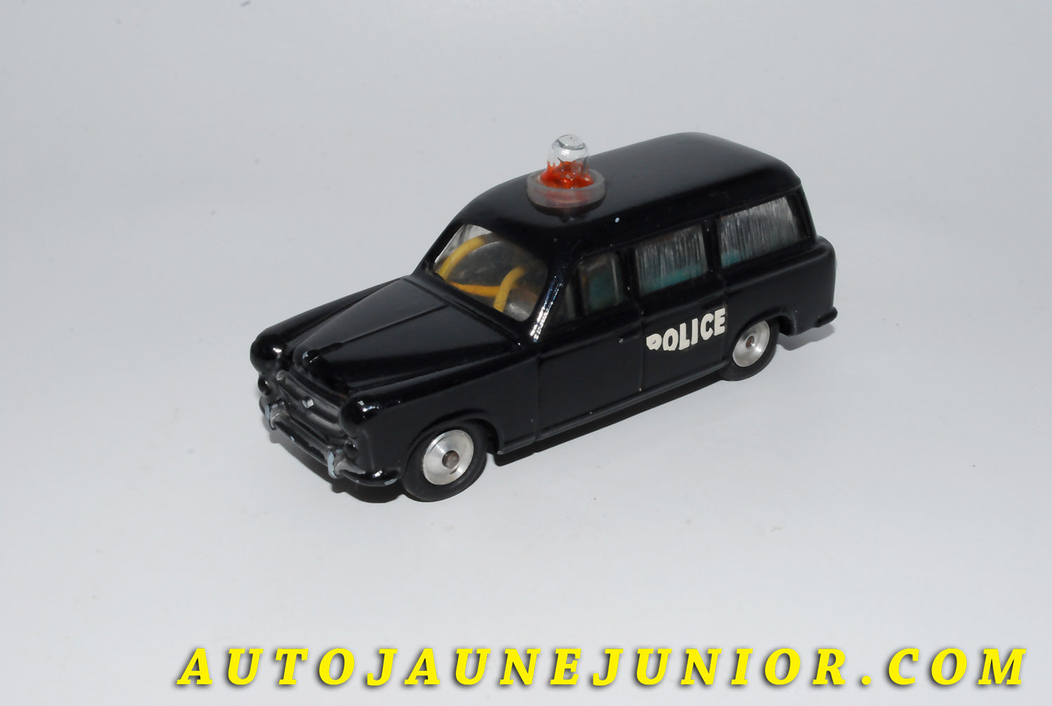 Le #4132 - C-I-J - Peugeot - 403 break police est en vente sur Auto Jaune Junior ! Découvrez nos collections de diecast Dinky-Toys, Corgi, Corgi-Toys, Solido, Norev… Découvrez notre magasin physique , AutoJaune Paris, ouvert en 1984 par Vincent Espinasse. 41 rue Cavendish, 75019 Paris. Tel : 01 42 40 61 23. Ouvert les mardi et vendredi de 13h à 19h. 