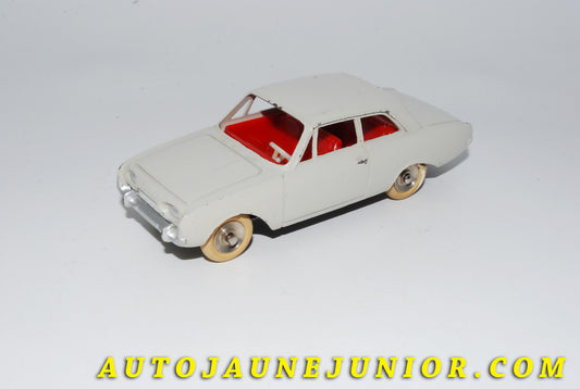 Le #4133 - Dinky Toys - Ford - Taunus est en vente sur Auto Jaune Junior ! Découvrez nos collections de diecast Dinky-Toys, Corgi, Corgi-Toys, Solido, Norev… Découvrez notre magasin physique , AutoJaune Paris, ouvert en 1984 par Vincent Espinasse. 41 rue Cavendish, 75019 Paris. Tel : 01 42 40 61 23. Ouvert les mardi et vendredi de 13h à 19h. 