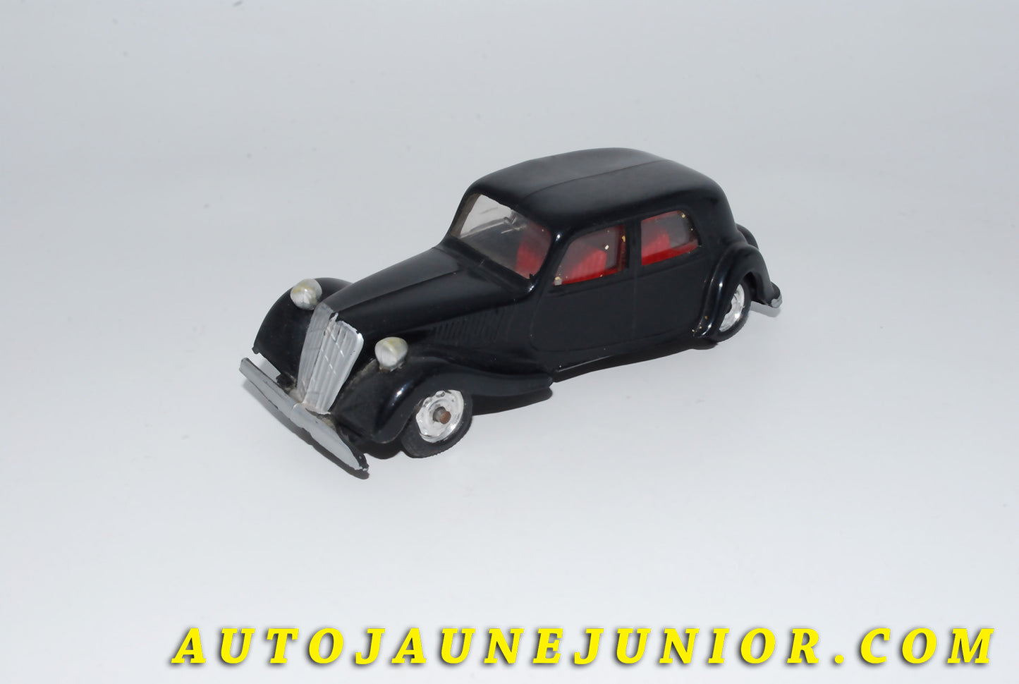 Le #4134 - Minialuxe - Citroën - 11 BL Traction Avant est en vente sur Auto Jaune Junior ! Découvrez nos collections de diecast Dinky-Toys, Corgi, Corgi-Toys, Solido, Norev… Découvrez notre magasin physique , AutoJaune Paris, ouvert en 1984 par Vincent Espinasse. 41 rue Cavendish, 75019 Paris. Tel : 01 42 40 61 23. Ouvert les mardi et vendredi de 13h à 19h. 