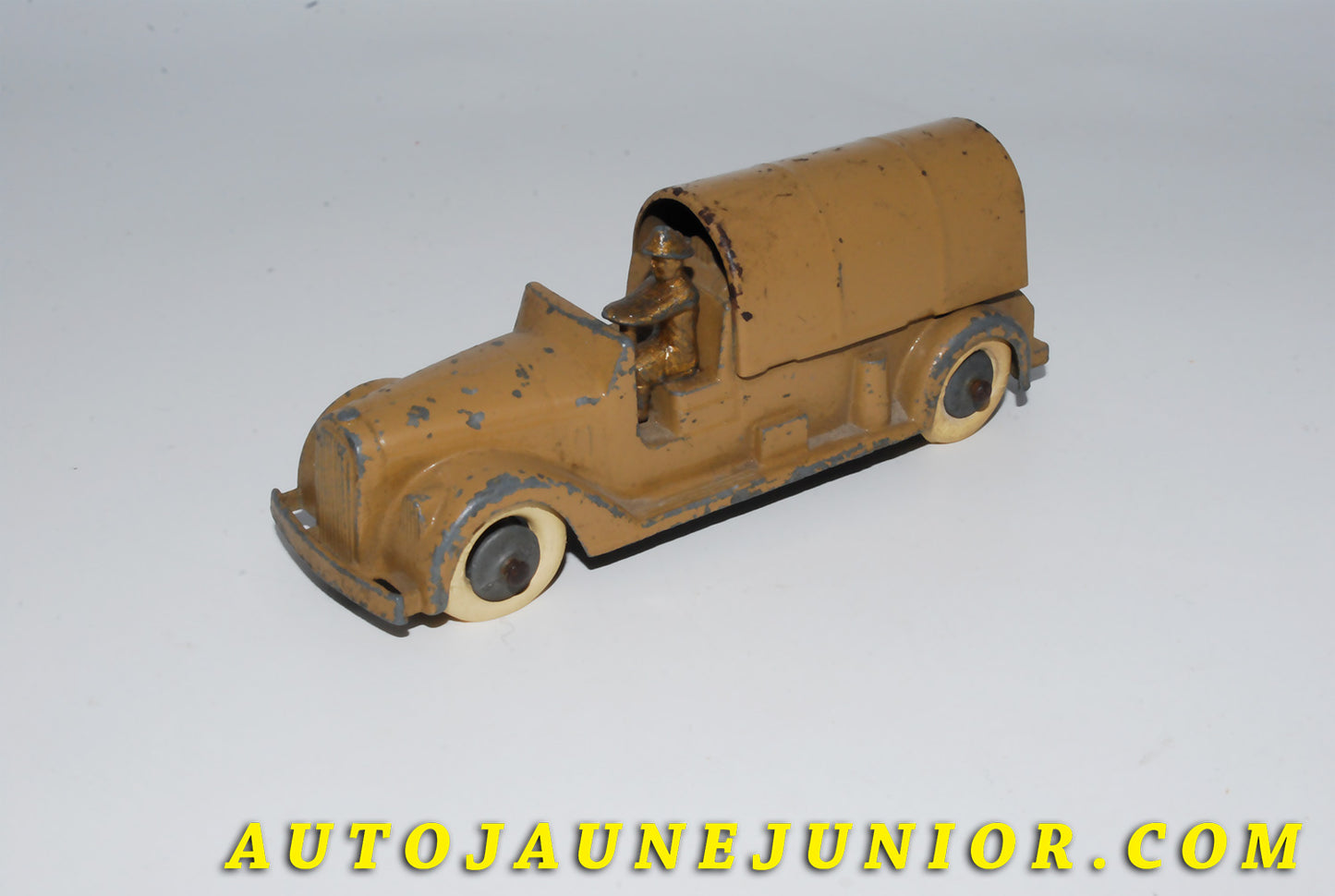 Le #4146 - Tootsietoys - Camion - torpédo bâché militaire  est en vente sur Auto Jaune Junior ! Découvrez nos collections de diecast Dinky-Toys, Corgi, Corgi-Toys, Solido, Norev… Découvrez notre magasin physique , AutoJaune Paris, ouvert en 1984 par Vincent Espinasse. 41 rue Cavendish, 75019 Paris. Tel : 01 42 40 61 23. Ouvert les mardi et vendredi de 13h à 19h. 