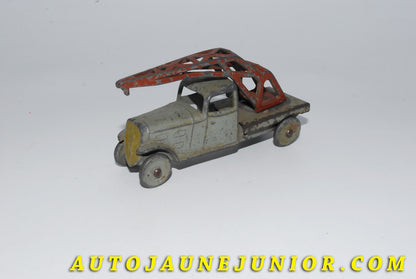 Le #4148 - AR - Peugeot - 301 plateau avec grue est en vente sur Auto Jaune Junior ! Découvrez nos collections de diecast Dinky-Toys, Corgi, Corgi-Toys, Solido, Norev… Découvrez notre magasin physique , AutoJaune Paris, ouvert en 1984 par Vincent Espinasse. 41 rue Cavendish, 75019 Paris. Tel : 01 42 40 61 23. Ouvert les mardi et vendredi de 13h à 19h. 