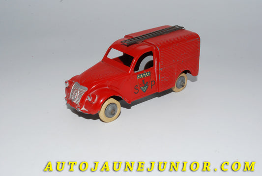 Le #4156 - JRD - Citroën - 2cv'51 camionnette pompier de Paris est en vente sur Auto Jaune Junior ! Découvrez nos collections de diecast Dinky-Toys, Corgi, Corgi-Toys, Solido, Norev… Découvrez notre magasin physique , AutoJaune Paris, ouvert en 1984 par Vincent Espinasse. 41 rue Cavendish, 75019 Paris. Tel : 01 42 40 61 23. Ouvert les mardi et vendredi de 13h à 19h. 