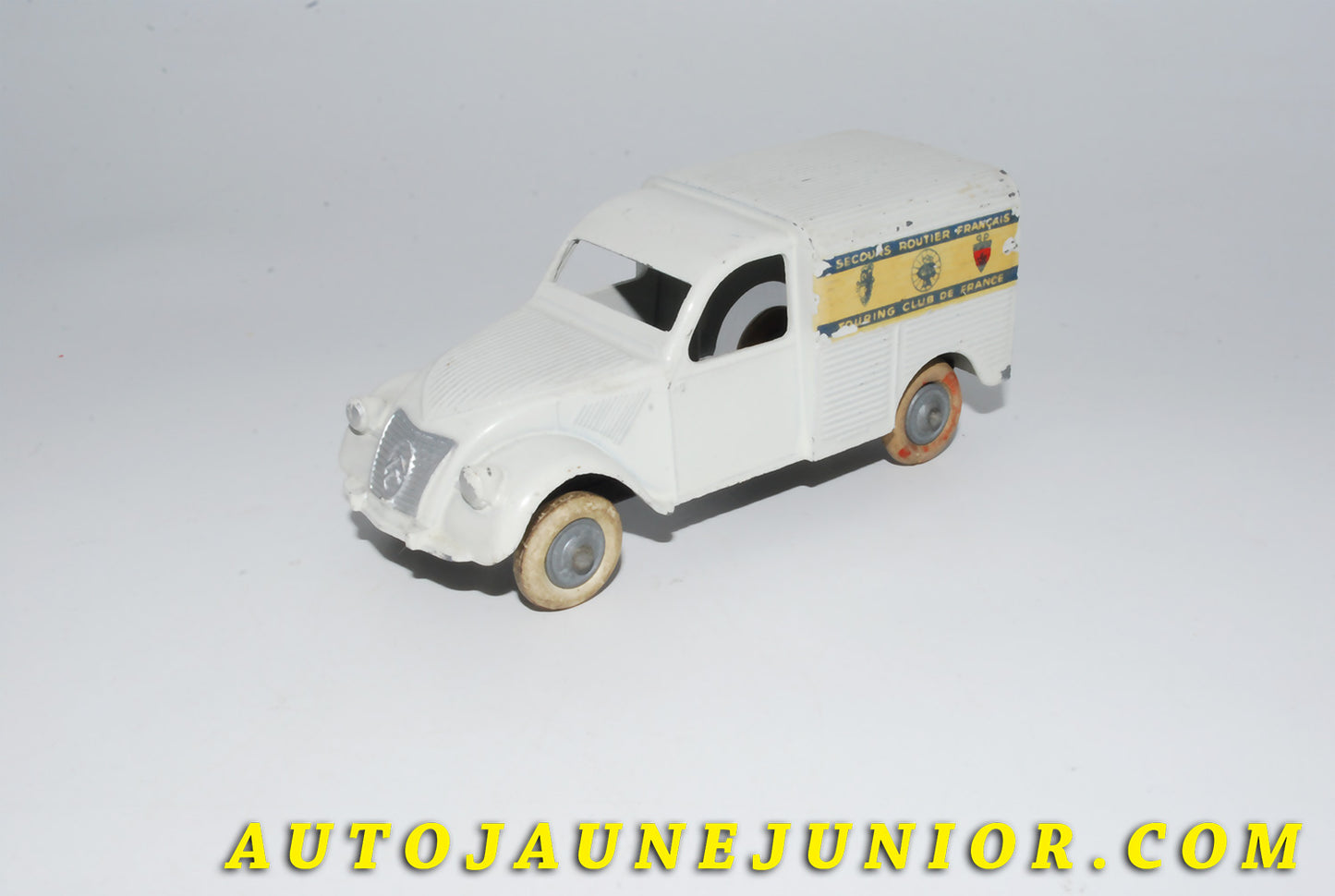Le #4157 - JRD - Citroën - 2cv'51 secours routiers français est en vente sur Auto Jaune Junior ! Découvrez nos collections de diecast Dinky-Toys, Corgi, Corgi-Toys, Solido, Norev… Découvrez notre magasin physique , AutoJaune Paris, ouvert en 1984 par Vincent Espinasse. 41 rue Cavendish, 75019 Paris. Tel : 01 42 40 61 23. Ouvert les mardi et vendredi de 13h à 19h. 