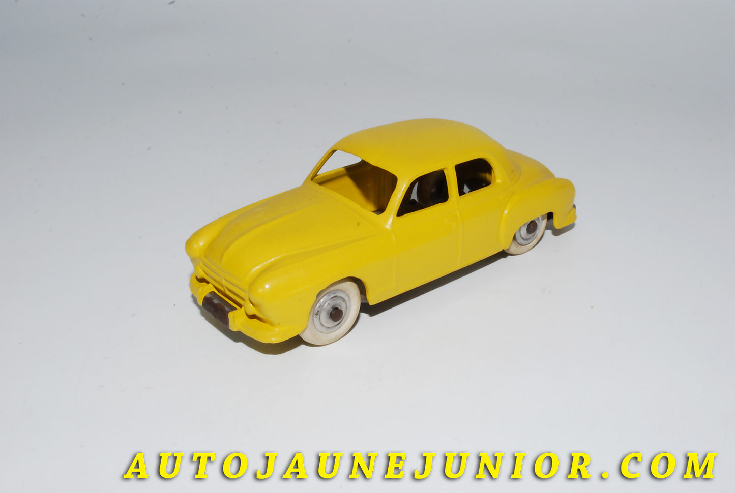 Le #4159 - C-I-J - Renault - Frégate calandre à barres est en vente sur Auto Jaune Junior ! Découvrez nos collections de diecast Dinky-Toys, Corgi, Corgi-Toys, Solido, Norev… Découvrez notre magasin physique , AutoJaune Paris, ouvert en 1984 par Vincent Espinasse. 41 rue Cavendish, 75019 Paris. Tel : 01 42 40 61 23. Ouvert les mardi et vendredi de 13h à 19h. 