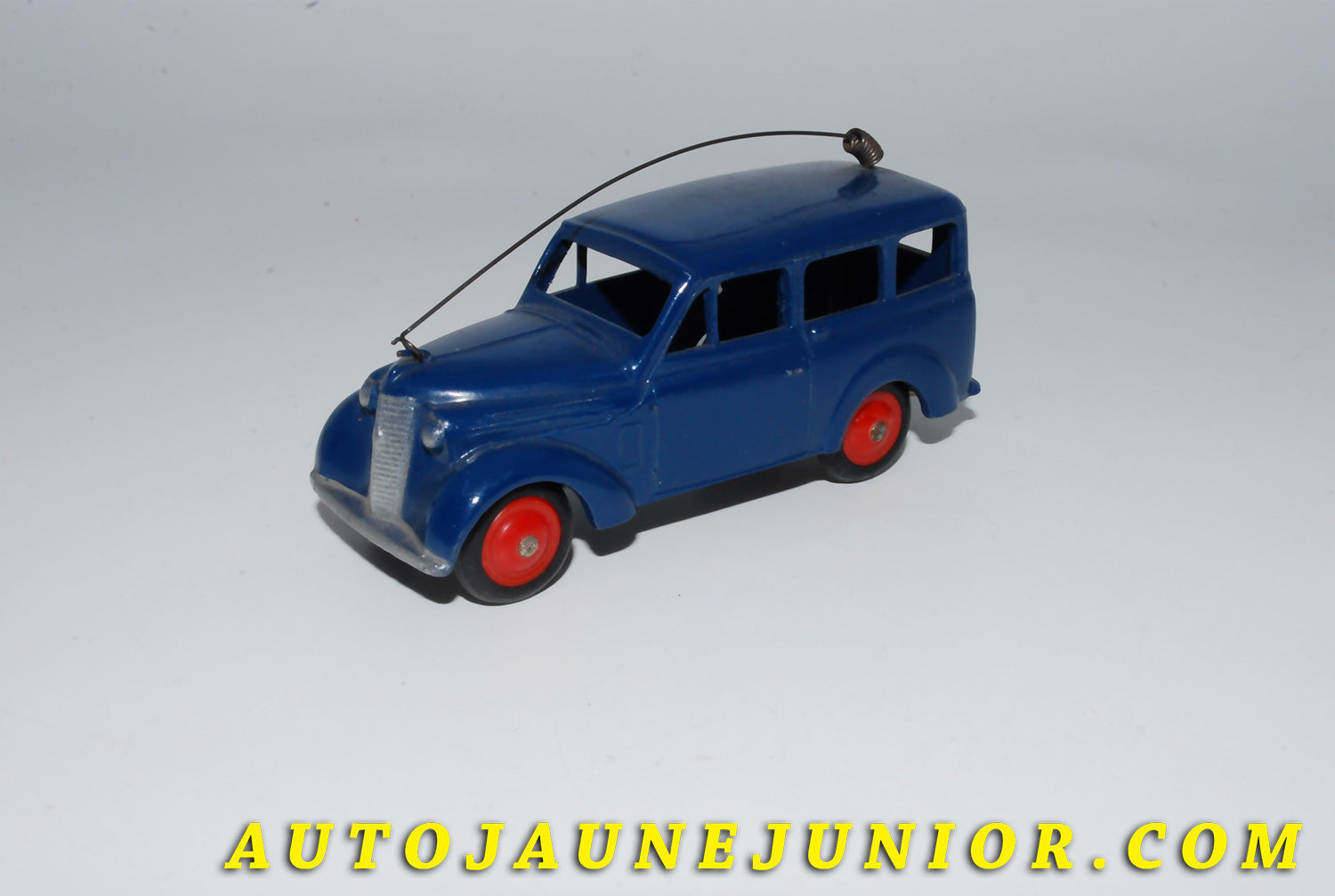 Le #4163 - C-I-J - Renault - 300kgs gendarmerie, Jantes de 1er Type  est en vente sur Auto Jaune Junior ! Découvrez nos collections de diecast Dinky-Toys, Corgi, Corgi-Toys, Solido, Norev… Découvrez notre magasin physique , AutoJaune Paris, ouvert en 1984 par Vincent Espinasse. 41 rue Cavendish, 75019 Paris. Tel : 01 42 40 61 23. Ouvert les mardi et vendredi de 13h à 19h. 