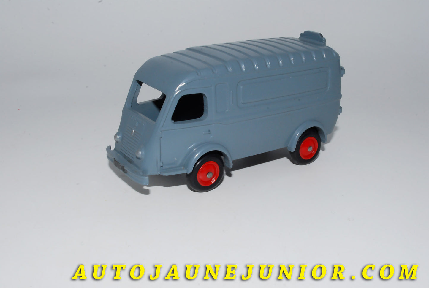 Le #4164 - C-I-J - Renault - 1000 Kgs - Type 1 - Interessante nuance de couleur est en vente sur Auto Jaune Junior ! Découvrez nos collections de diecast Dinky-Toys, Corgi, Corgi-Toys, Solido, Norev… Découvrez notre magasin physique , AutoJaune Paris, ouvert en 1984 par Vincent Espinasse. 41 rue Cavendish, 75019 Paris. Tel : 01 42 40 61 23. Ouvert les mardi et vendredi de 13h à 19h. 