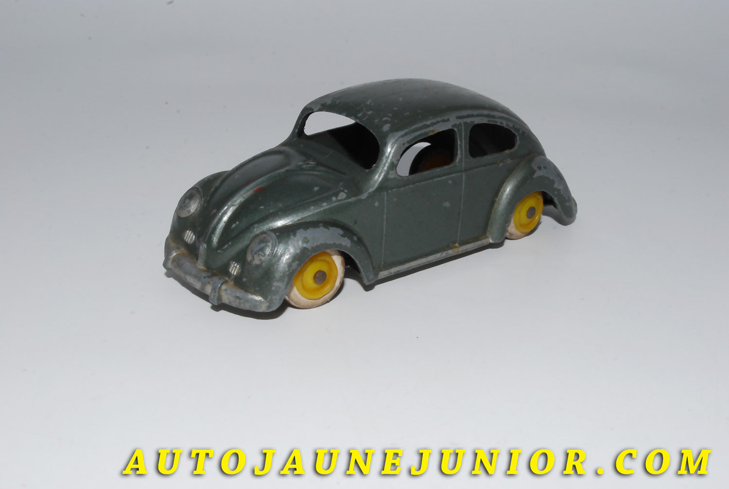 Le #4168 - C-I-J - Volkswagen - 1200'54 - Type 1 est en vente sur Auto Jaune Junior ! Découvrez nos collections de diecast Dinky-Toys, Corgi, Corgi-Toys, Solido, Norev… Découvrez notre magasin physique , AutoJaune Paris, ouvert en 1984 par Vincent Espinasse. 41 rue Cavendish, 75019 Paris. Tel : 01 42 40 61 23. Ouvert les mardi et vendredi de 13h à 19h. 