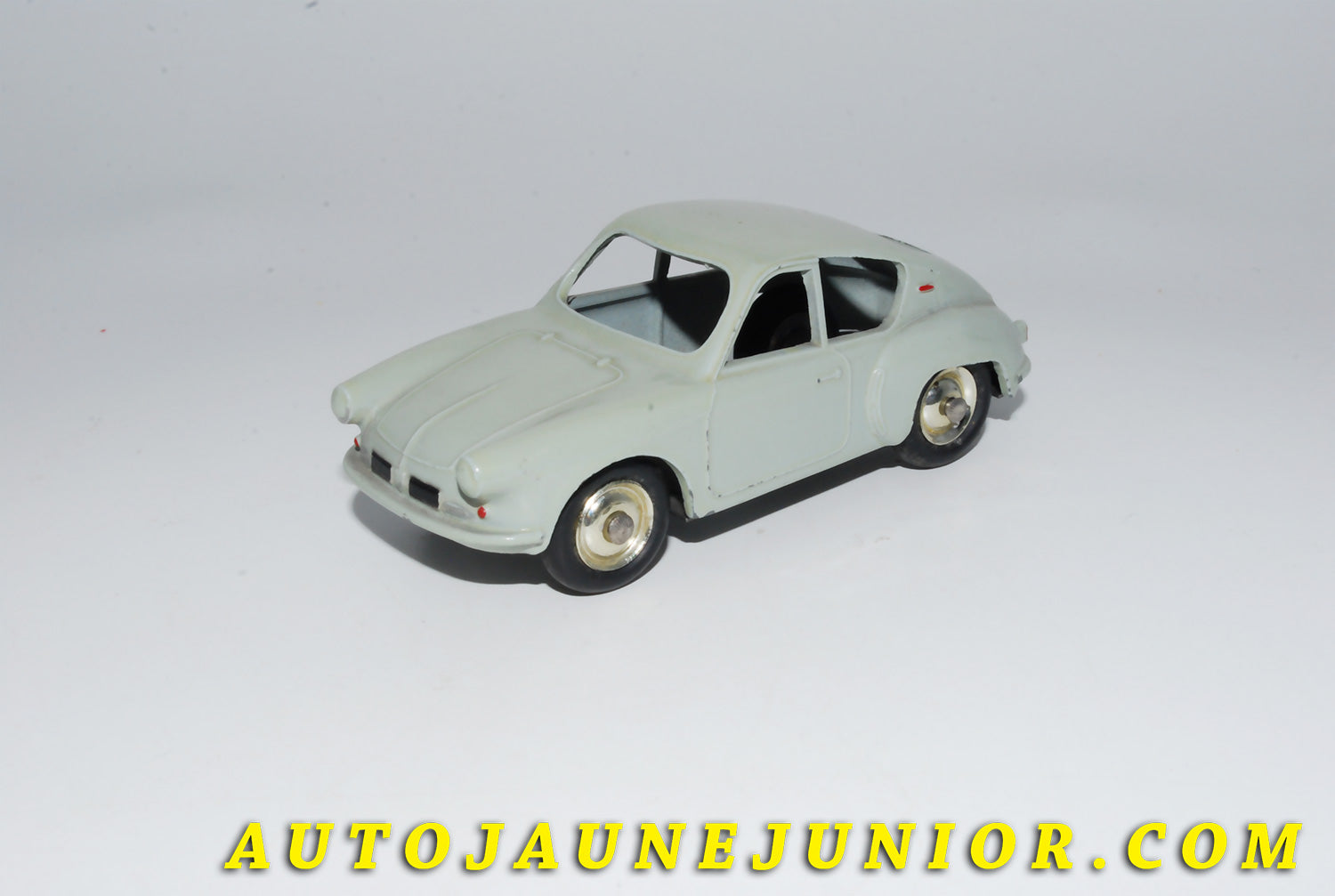 Le #4170 -   - Alpine - A106 Type Mille Miles (Sans Vitrage) Version atypique avec type de jantes différentes ! est en vente sur Auto Jaune Junior ! Découvrez nos collections de diecast Dinky-Toys, Corgi, Corgi-Toys, Solido, Norev… Découvrez notre magasin physique , AutoJaune Paris, ouvert en 1984 par Vincent Espinasse. 41 rue Cavendish, 75019 Paris. Tel : 01 42 40 61 23. Ouvert les mardi et vendredi de 13h à 19h. 