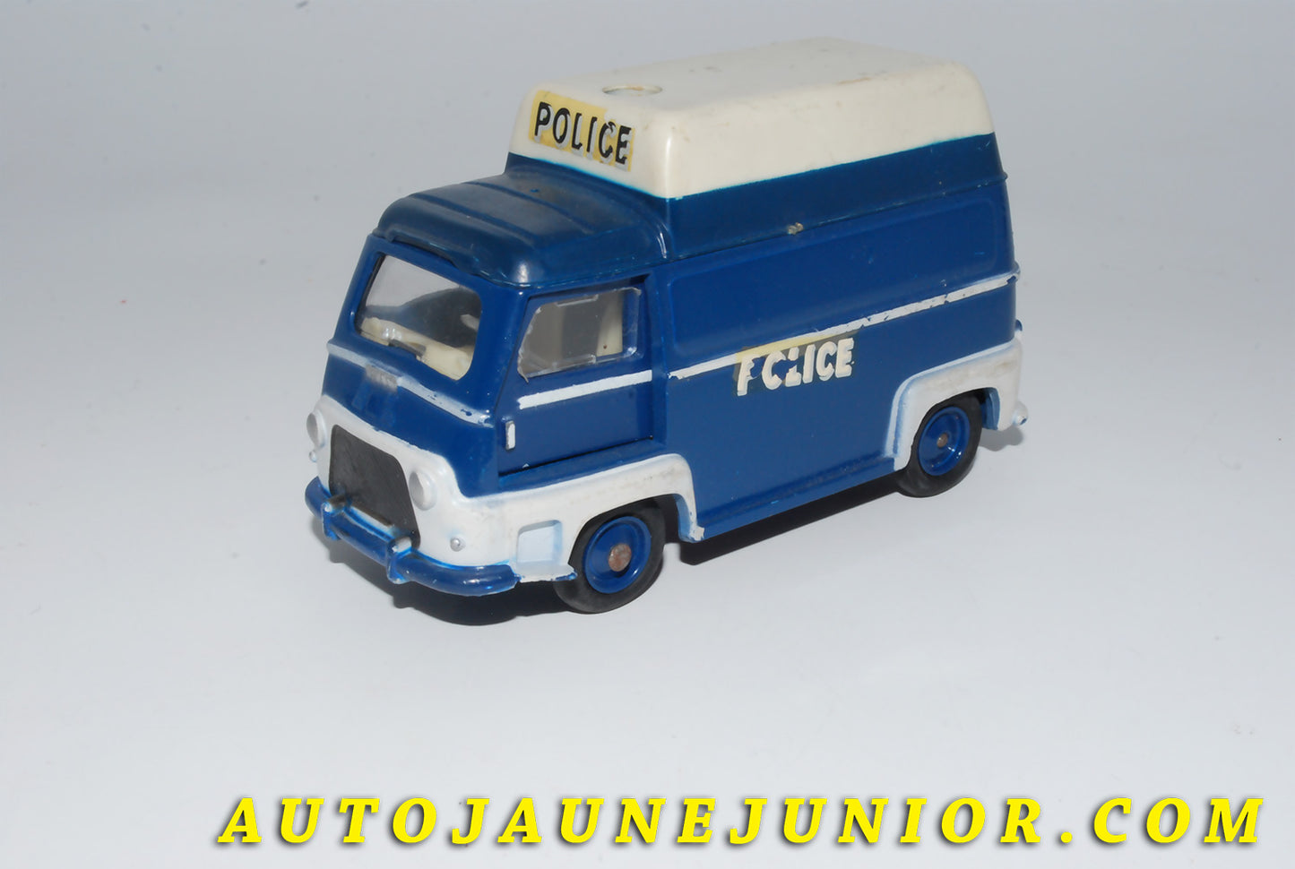 Le #4171 - C-I-J - Renault - Estafette surélevée police est en vente sur Auto Jaune Junior ! Découvrez nos collections de diecast Dinky-Toys, Corgi, Corgi-Toys, Solido, Norev… Découvrez notre magasin physique , AutoJaune Paris, ouvert en 1984 par Vincent Espinasse. 41 rue Cavendish, 75019 Paris. Tel : 01 42 40 61 23. Ouvert les mardi et vendredi de 13h à 19h. 