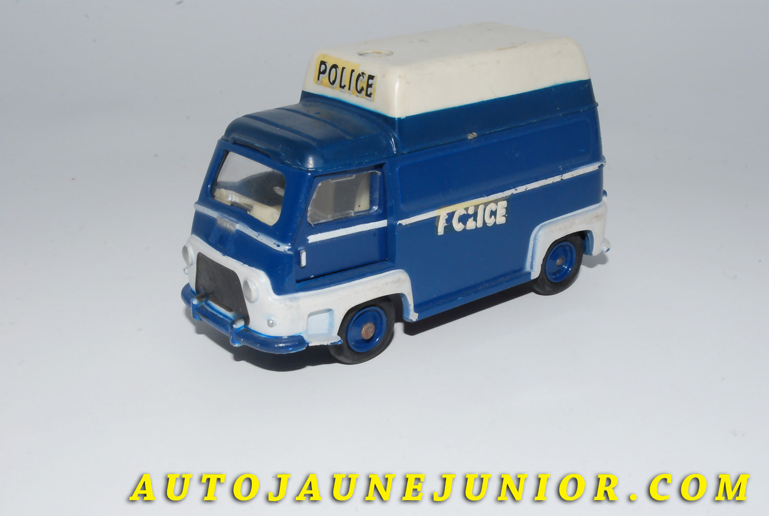 Le #4171 - C-I-J - Renault - Estafette surélevée police est en vente sur Auto Jaune Junior ! Découvrez nos collections de diecast Dinky-Toys, Corgi, Corgi-Toys, Solido, Norev… Découvrez notre magasin physique , AutoJaune Paris, ouvert en 1984 par Vincent Espinasse. 41 rue Cavendish, 75019 Paris. Tel : 01 42 40 61 23. Ouvert les mardi et vendredi de 13h à 19h. 