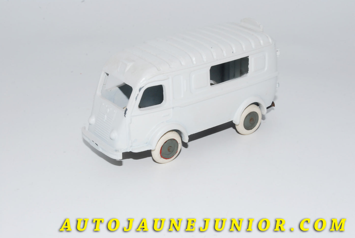 Le #4182 - C-I-J - Renault - 1000 Kgs - Type 1 - Restauré est en vente sur Auto Jaune Junior ! Découvrez nos collections de diecast Dinky-Toys, Corgi, Corgi-Toys, Solido, Norev… Découvrez notre magasin physique , AutoJaune Paris, ouvert en 1984 par Vincent Espinasse. 41 rue Cavendish, 75019 Paris. Tel : 01 42 40 61 23. Ouvert les mardi et vendredi de 13h à 19h. 