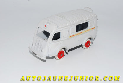 Le #4183 - C-I-J - Renault - 1000Kgs ambulance Municipale est en vente sur Auto Jaune Junior ! Découvrez nos collections de diecast Dinky-Toys, Corgi, Corgi-Toys, Solido, Norev… Découvrez notre magasin physique , AutoJaune Paris, ouvert en 1984 par Vincent Espinasse. 41 rue Cavendish, 75019 Paris. Tel : 01 42 40 61 23. Ouvert les mardi et vendredi de 13h à 19h. 