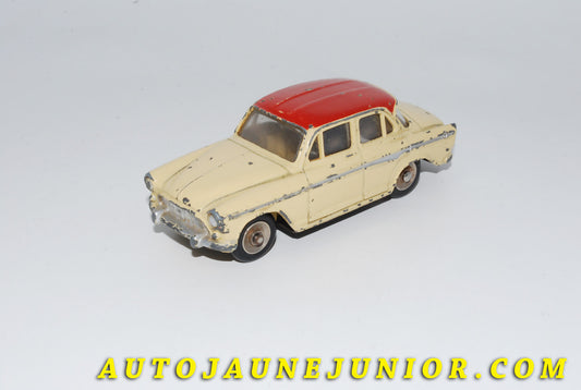 Le #4191 - Dinky Toys - Simca - P60 Ivoire avec Pavillon Rouge : RARRISSIME version tardive est en vente sur Auto Jaune Junior ! Découvrez nos collections de diecast Dinky-Toys, Corgi, Corgi-Toys, Solido, Norev… Découvrez notre magasin physique , AutoJaune Paris, ouvert en 1984 par Vincent Espinasse. 41 rue Cavendish, 75019 Paris. Tel : 01 42 40 61 23. Ouvert les mardi et vendredi de 13h à 19h. 