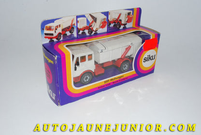 Le #4200 - Siku - Mercedes - Benne à Ordure Müllwagen  2232 est en vente sur Auto Jaune Junior ! Découvrez nos collections de diecast Dinky-Toys, Corgi, Corgi-Toys, Solido, Norev… Découvrez notre magasin physique , AutoJaune Paris, ouvert en 1984 par Vincent Espinasse. 41 rue Cavendish, 75019 Paris. Tel : 01 42 40 61 23. Ouvert les mardi et vendredi de 13h à 19h. 