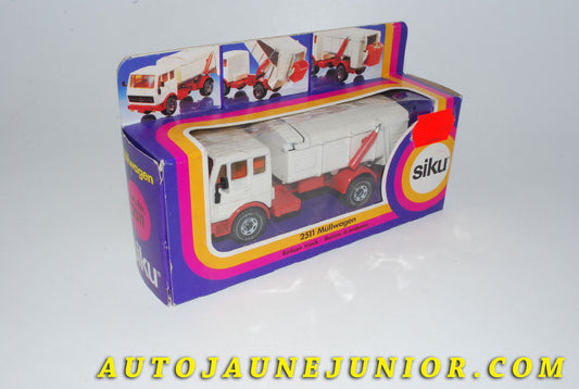 Le #4200 - Siku - Mercedes - Benne à Ordure Müllwagen  2232 est en vente sur Auto Jaune Junior ! Découvrez nos collections de diecast Dinky-Toys, Corgi, Corgi-Toys, Solido, Norev… Découvrez notre magasin physique , AutoJaune Paris, ouvert en 1984 par Vincent Espinasse. 41 rue Cavendish, 75019 Paris. Tel : 01 42 40 61 23. Ouvert les mardi et vendredi de 13h à 19h. 
