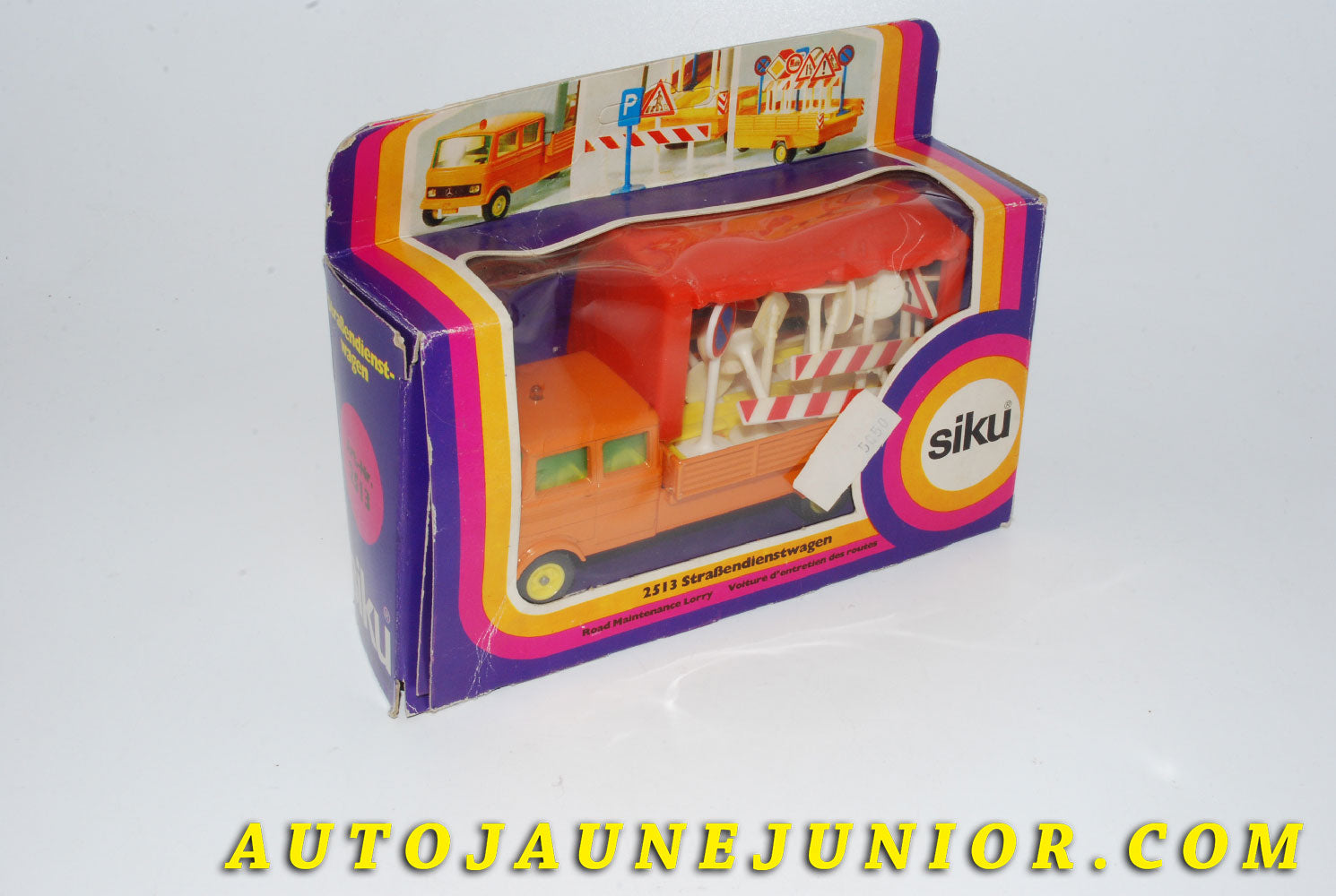 Le #4201 - Siku - Mercedes - Camion de signalisation routière Stassendienstwagen. est en vente sur Auto Jaune Junior ! Découvrez nos collections de diecast Dinky-Toys, Corgi, Corgi-Toys, Solido, Norev… Découvrez notre magasin physique , AutoJaune Paris, ouvert en 1984 par Vincent Espinasse. 41 rue Cavendish, 75019 Paris. Tel : 01 42 40 61 23. Ouvert les mardi et vendredi de 13h à 19h. 