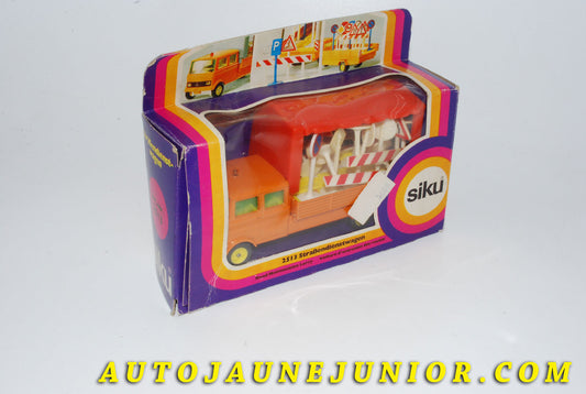 Le #4201 - Siku - Mercedes - Camion de signalisation routière Stassendienstwagen. est en vente sur Auto Jaune Junior ! Découvrez nos collections de diecast Dinky-Toys, Corgi, Corgi-Toys, Solido, Norev… Découvrez notre magasin physique , AutoJaune Paris, ouvert en 1984 par Vincent Espinasse. 41 rue Cavendish, 75019 Paris. Tel : 01 42 40 61 23. Ouvert les mardi et vendredi de 13h à 19h. 