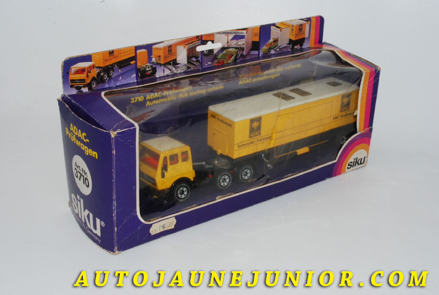 Le #4204 - Siku - Mercedes - Tracteur NG  avec semi remorque remords fourgon ADAC est en vente sur Auto Jaune Junior ! Découvrez nos collections de diecast Dinky-Toys, Corgi, Corgi-Toys, Solido, Norev… Découvrez notre magasin physique , AutoJaune Paris, ouvert en 1984 par Vincent Espinasse. 41 rue Cavendish, 75019 Paris. Tel : 01 42 40 61 23. Ouvert les mardi et vendredi de 13h à 19h. 