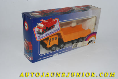 Le #4205 - Siku - Mercedes - Camion Benne NG est en vente sur Auto Jaune Junior ! Découvrez nos collections de diecast Dinky-Toys, Corgi, Corgi-Toys, Solido, Norev… Découvrez notre magasin physique , AutoJaune Paris, ouvert en 1984 par Vincent Espinasse. 41 rue Cavendish, 75019 Paris. Tel : 01 42 40 61 23. Ouvert les mardi et vendredi de 13h à 19h. 