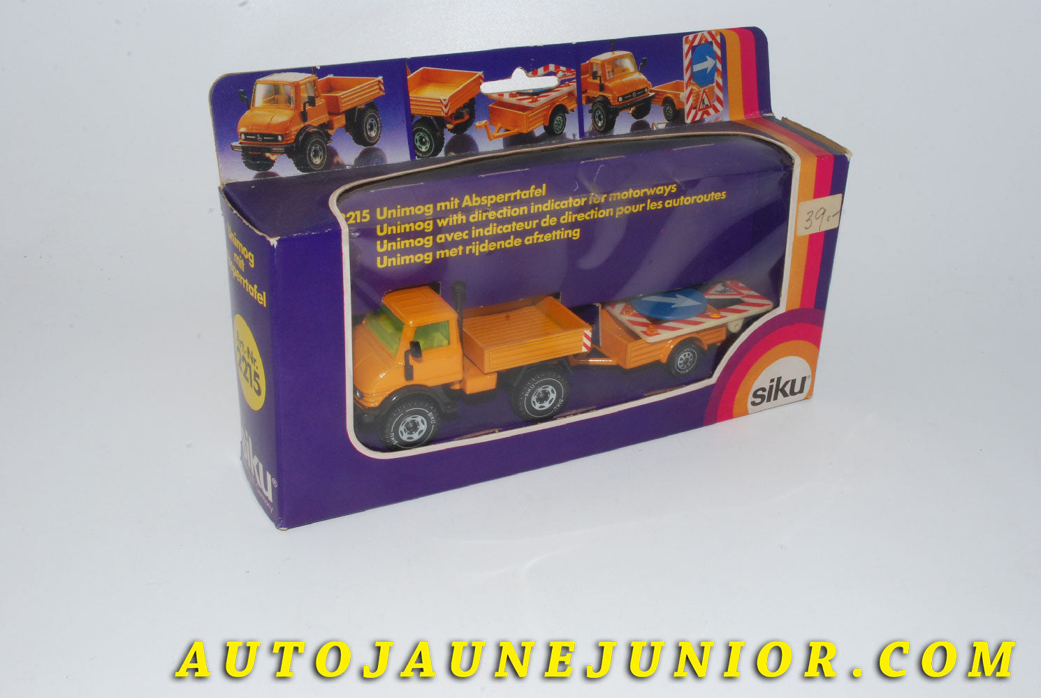 Le #4207 - Siku - Mercedes - Unimog - Avec remorque transportant des indicateurs de direction routière est en vente sur Auto Jaune Junior ! Découvrez nos collections de diecast Dinky-Toys, Corgi, Corgi-Toys, Solido, Norev… Découvrez notre magasin physique , AutoJaune Paris, ouvert en 1984 par Vincent Espinasse. 41 rue Cavendish, 75019 Paris. Tel : 01 42 40 61 23. Ouvert les mardi et vendredi de 13h à 19h. 