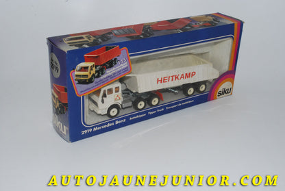 Le #4210 - Siku - Mercedes - Tracteur semi-remorque de type Benne basculante "Heitkamp" est en vente sur Auto Jaune Junior ! Découvrez nos collections de diecast Dinky-Toys, Corgi, Corgi-Toys, Solido, Norev… Découvrez notre magasin physique , AutoJaune Paris, ouvert en 1984 par Vincent Espinasse. 41 rue Cavendish, 75019 Paris. Tel : 01 42 40 61 23. Ouvert les mardi et vendredi de 13h à 19h. 