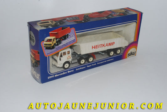Le #4210 - Siku - Mercedes - Tracteur semi-remorque de type Benne basculante "Heitkamp" est en vente sur Auto Jaune Junior ! Découvrez nos collections de diecast Dinky-Toys, Corgi, Corgi-Toys, Solido, Norev… Découvrez notre magasin physique , AutoJaune Paris, ouvert en 1984 par Vincent Espinasse. 41 rue Cavendish, 75019 Paris. Tel : 01 42 40 61 23. Ouvert les mardi et vendredi de 13h à 19h. 