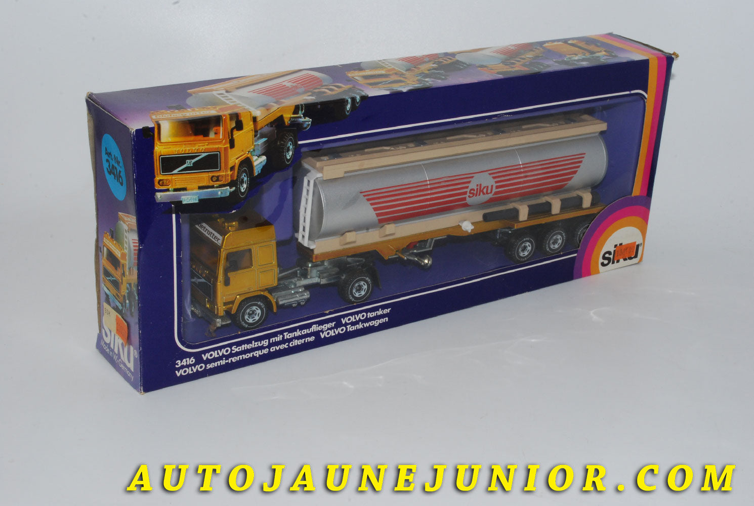 Le #4211 - Siku - Volvo - Camion F12 semi-remorque avec citernes est en vente sur Auto Jaune Junior ! Découvrez nos collections de diecast Dinky-Toys, Corgi, Corgi-Toys, Solido, Norev… Découvrez notre magasin physique , AutoJaune Paris, ouvert en 1984 par Vincent Espinasse. 41 rue Cavendish, 75019 Paris. Tel : 01 42 40 61 23. Ouvert les mardi et vendredi de 13h à 19h. 