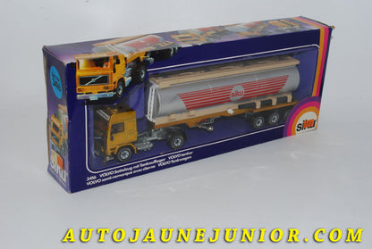 Le #4211 - Siku - Volvo - Camion F12 semi-remorque avec citernes est en vente sur Auto Jaune Junior ! Découvrez nos collections de diecast Dinky-Toys, Corgi, Corgi-Toys, Solido, Norev… Découvrez notre magasin physique , AutoJaune Paris, ouvert en 1984 par Vincent Espinasse. 41 rue Cavendish, 75019 Paris. Tel : 01 42 40 61 23. Ouvert les mardi et vendredi de 13h à 19h. 