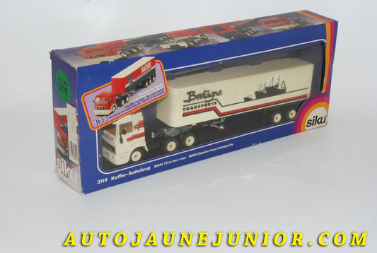 Le #4215 - Siku - Renault - Camion Renault Semi-remorque articulé avec remorque de type "Koffer" (fourgon) "Bretagne TRANSPORTS" est en vente sur Auto Jaune Junior ! Découvrez nos collections de diecast Dinky-Toys, Corgi, Corgi-Toys, Solido, Norev… Découvrez notre magasin physique , AutoJaune Paris, ouvert en 1984 par Vincent Espinasse. 41 rue Cavendish, 75019 Paris. Tel : 01 42 40 61 23. Ouvert les mardi et vendredi de 13h à 19h. 