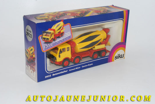 Le #4219 - Siku - Mercedes - Camion Toupie - Cabine 2232 - Bétonnière portée est en vente sur Auto Jaune Junior ! Découvrez nos collections de diecast Dinky-Toys, Corgi, Corgi-Toys, Solido, Norev… Découvrez notre magasin physique , AutoJaune Paris, ouvert en 1984 par Vincent Espinasse. 41 rue Cavendish, 75019 Paris. Tel : 01 42 40 61 23. Ouvert les mardi et vendredi de 13h à 19h. 