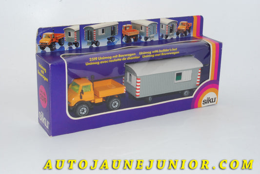 Le #4220 - Siku - Mercedes - Unimog U406 avec roulotte de chantier est en vente sur Auto Jaune Junior ! Découvrez nos collections de diecast Dinky-Toys, Corgi, Corgi-Toys, Solido, Norev… Découvrez notre magasin physique , AutoJaune Paris, ouvert en 1984 par Vincent Espinasse. 41 rue Cavendish, 75019 Paris. Tel : 01 42 40 61 23. Ouvert les mardi et vendredi de 13h à 19h. 