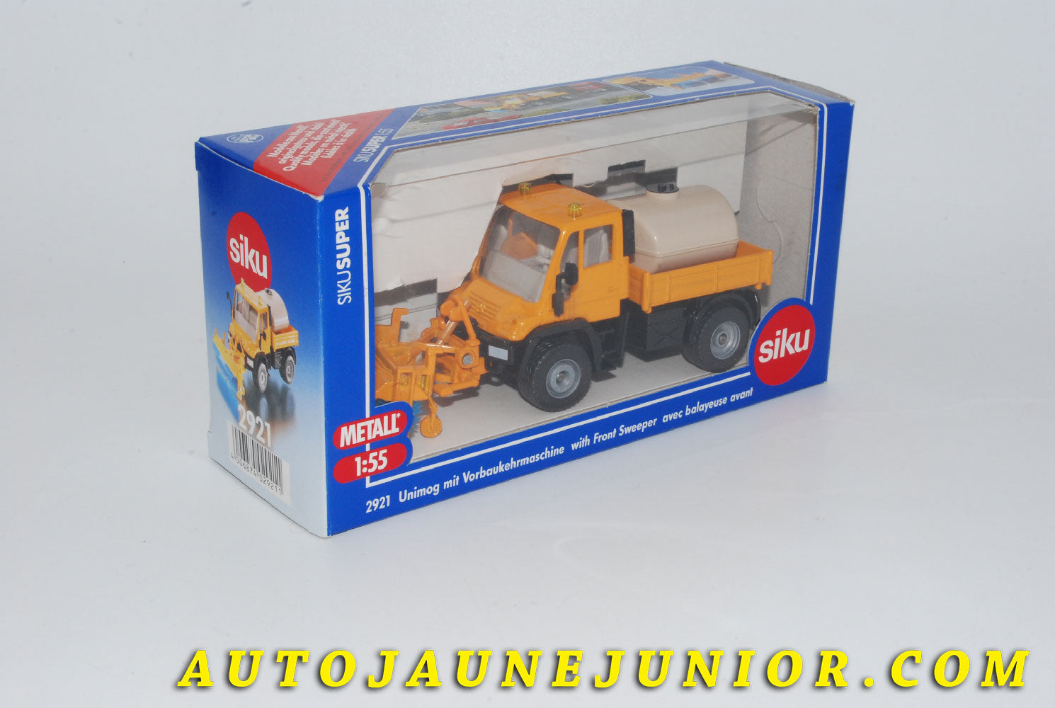 Le #4222 - Siku - Mercedes - Camion Unimog bavec balayeuse avant est en vente sur Auto Jaune Junior ! Découvrez nos collections de diecast Dinky-Toys, Corgi, Corgi-Toys, Solido, Norev… Découvrez notre magasin physique , AutoJaune Paris, ouvert en 1984 par Vincent Espinasse. 41 rue Cavendish, 75019 Paris. Tel : 01 42 40 61 23. Ouvert les mardi et vendredi de 13h à 19h. 