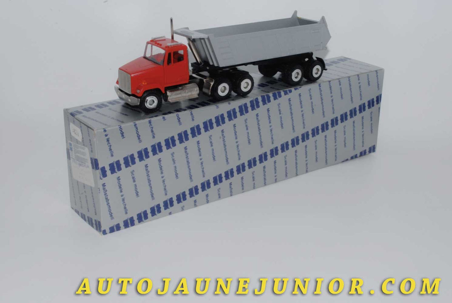 Le #4226 - Conrad - Freightliner - Freightliner 6x4 avec une benne basculante Meiller. est en vente sur Auto Jaune Junior ! Découvrez nos collections de diecast Dinky-Toys, Corgi, Corgi-Toys, Solido, Norev… Découvrez notre magasin physique , AutoJaune Paris, ouvert en 1984 par Vincent Espinasse. 41 rue Cavendish, 75019 Paris. Tel : 01 42 40 61 23. Ouvert les mardi et vendredi de 13h à 19h. 
