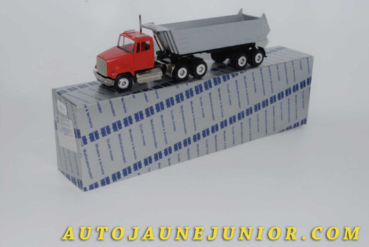Le #4226 - Conrad - Freightliner - Freightliner 6x4 avec une benne basculante Meiller. est en vente sur Auto Jaune Junior ! Découvrez nos collections de diecast Dinky-Toys, Corgi, Corgi-Toys, Solido, Norev… Découvrez notre magasin physique , AutoJaune Paris, ouvert en 1984 par Vincent Espinasse. 41 rue Cavendish, 75019 Paris. Tel : 01 42 40 61 23. Ouvert les mardi et vendredi de 13h à 19h. 