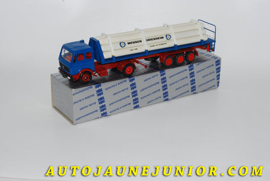 Le #4228 - Conrad - Mercedes - Tracteur Mercedes-Benz NG 1632S avec une semi-remorque citerne TF 200. "Meeser Griesheim" est en vente sur Auto Jaune Junior ! Découvrez nos collections de diecast Dinky-Toys, Corgi, Corgi-Toys, Solido, Norev… Découvrez notre magasin physique , AutoJaune Paris, ouvert en 1984 par Vincent Espinasse. 41 rue Cavendish, 75019 Paris. Tel : 01 42 40 61 23. Ouvert les mardi et vendredi de 13h à 19h. 