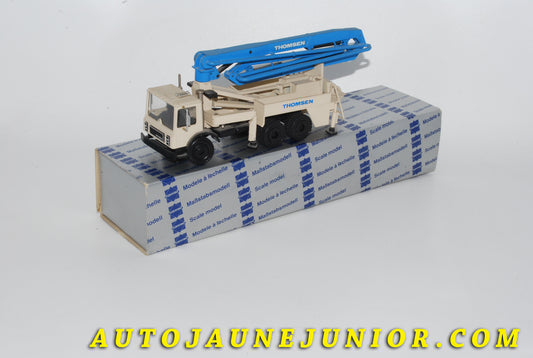 Le #4229 - Conrad - Mack - Tracteur  MR avec chassis 3 essieus -  Pompe à béton Thomsen  TVS 3212H   est en vente sur Auto Jaune Junior ! Découvrez nos collections de diecast Dinky-Toys, Corgi, Corgi-Toys, Solido, Norev… Découvrez notre magasin physique , AutoJaune Paris, ouvert en 1984 par Vincent Espinasse. 41 rue Cavendish, 75019 Paris. Tel : 01 42 40 61 23. Ouvert les mardi et vendredi de 13h à 19h. 