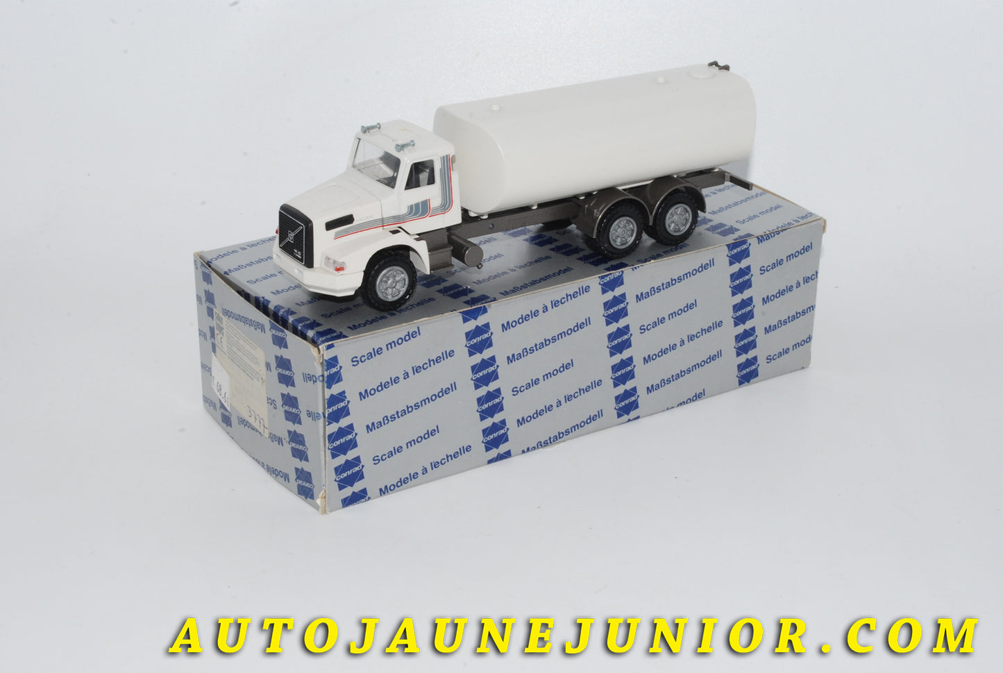 Le #4231 - Conrad - Volvo - Camion Citerne NL 10 Turbo est en vente sur Auto Jaune Junior ! Découvrez nos collections de diecast Dinky-Toys, Corgi, Corgi-Toys, Solido, Norev… Découvrez notre magasin physique , AutoJaune Paris, ouvert en 1984 par Vincent Espinasse. 41 rue Cavendish, 75019 Paris. Tel : 01 42 40 61 23. Ouvert les mardi et vendredi de 13h à 19h. 