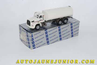 Le #4231 - Conrad - Volvo - Camion Citerne NL 10 Turbo est en vente sur Auto Jaune Junior ! Découvrez nos collections de diecast Dinky-Toys, Corgi, Corgi-Toys, Solido, Norev… Découvrez notre magasin physique , AutoJaune Paris, ouvert en 1984 par Vincent Espinasse. 41 rue Cavendish, 75019 Paris. Tel : 01 42 40 61 23. Ouvert les mardi et vendredi de 13h à 19h. 