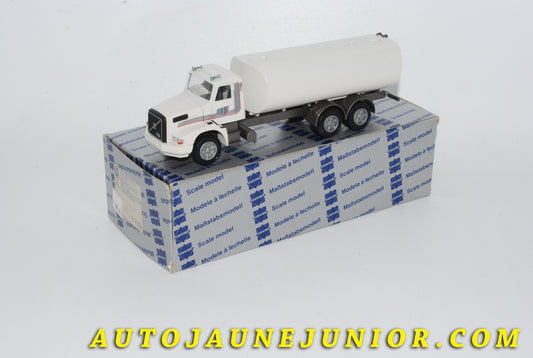 Le #4231 - Conrad - Volvo - Camion Citerne NL 10 Turbo est en vente sur Auto Jaune Junior ! Découvrez nos collections de diecast Dinky-Toys, Corgi, Corgi-Toys, Solido, Norev… Découvrez notre magasin physique , AutoJaune Paris, ouvert en 1984 par Vincent Espinasse. 41 rue Cavendish, 75019 Paris. Tel : 01 42 40 61 23. Ouvert les mardi et vendredi de 13h à 19h. 