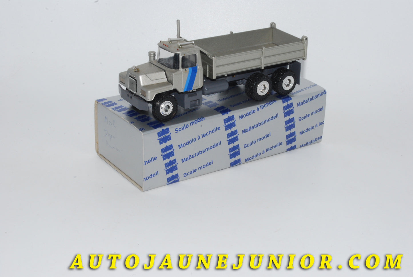 Le #4232 - Conrad - Mack - Camion "R series" Benne basculante (Rare version !) est en vente sur Auto Jaune Junior ! Découvrez nos collections de diecast Dinky-Toys, Corgi, Corgi-Toys, Solido, Norev… Découvrez notre magasin physique , AutoJaune Paris, ouvert en 1984 par Vincent Espinasse. 41 rue Cavendish, 75019 Paris. Tel : 01 42 40 61 23. Ouvert les mardi et vendredi de 13h à 19h. 