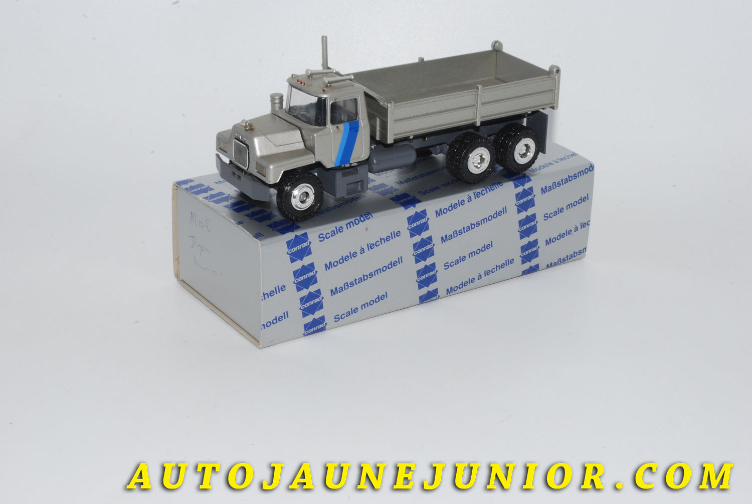 Le #4232 - Conrad - Mack - Camion "R series" Benne basculante (Rare version !) est en vente sur Auto Jaune Junior ! Découvrez nos collections de diecast Dinky-Toys, Corgi, Corgi-Toys, Solido, Norev… Découvrez notre magasin physique , AutoJaune Paris, ouvert en 1984 par Vincent Espinasse. 41 rue Cavendish, 75019 Paris. Tel : 01 42 40 61 23. Ouvert les mardi et vendredi de 13h à 19h. 