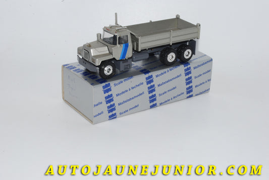 Le #4232 - Conrad - Mack - Camion "R series" Benne basculante (Rare version !) est en vente sur Auto Jaune Junior ! Découvrez nos collections de diecast Dinky-Toys, Corgi, Corgi-Toys, Solido, Norev… Découvrez notre magasin physique , AutoJaune Paris, ouvert en 1984 par Vincent Espinasse. 41 rue Cavendish, 75019 Paris. Tel : 01 42 40 61 23. Ouvert les mardi et vendredi de 13h à 19h. 